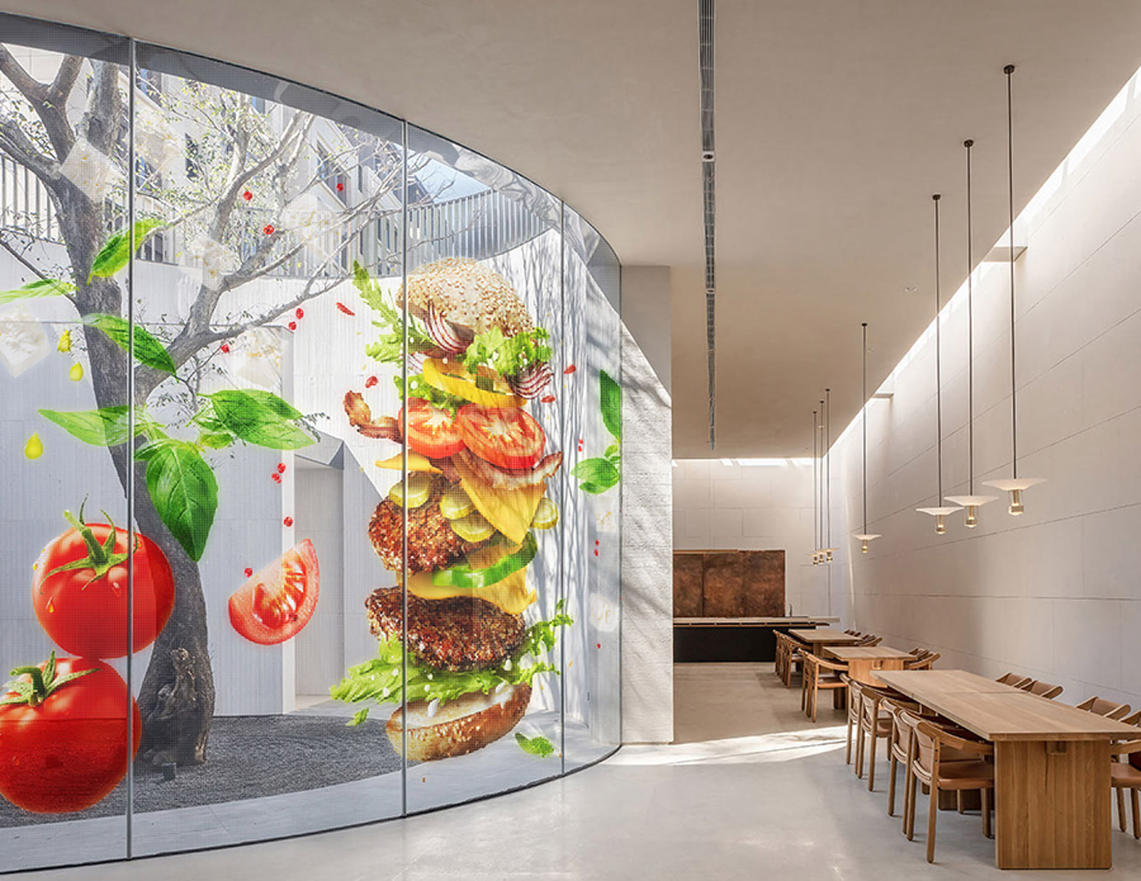 Hanging LED Film in Restaurant mit Burger-Display